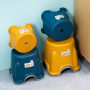 Petit tabouret rond en plastique pour enfant, siège de bain épaissi antidérapant pour bébé et tout-petit - Product Image 3