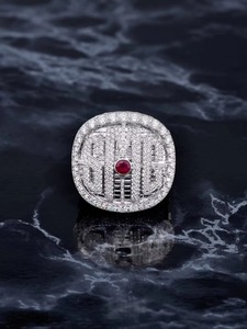 Anillo de compromiso de diamantes de excelente calidad con incrustaciones de piedras brillantes, joyería de lujo para bodas para mujeres y parejas en venta. - Product Image 4