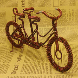 Modèle <span class=keywords><strong>de</strong></span> vélo à deux places en forme <span class=keywords><strong>de</strong></span> <span class=keywords><strong>roue</strong></span> <span class=keywords><strong>de</strong></span> fleurs créative faite à la main, décoration en fil d'aluminium, cadeau - Product Image 2