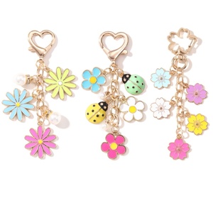 Grazioso Portachiavi in Lega di Zinco Smaltato con Perle e Fiori Colorati, Ciondolo alla Moda per Borsa a Tema Piante Primaverili, Regalo di Compleanno per Amici - Product Image 1