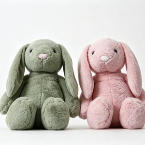 Par de conejitos de peluche personalizados en rosa y verde, paquete doble de conejos de peluche de orejas largas, juego de peluches de conejos sentados. - Product Image 4