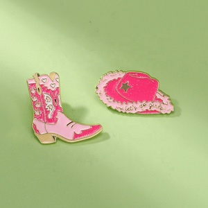 Broche en forme de bottes de dessin animé créatives 2026, accessoires vestimentaires haut de gamme, badge pour enfants haut de gamme, badge en émail rose pour chapeau - Product Image 2