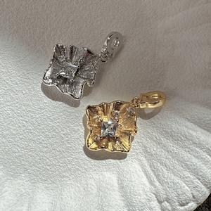 Pendentif en argent pur S925, style français léger, élégant, tempérament artistique, simplicité, motif plissé, matériau principal en or - Product Image 1