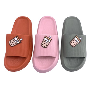 Pantoufles personnalisées de haute qualité à semelle épaisse en nuage doux pour femmes et hommes pour intérieur sportif extérieur avec patchs en caoutchouc personnalisés - Product Image 6