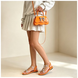MD-186 Oferta de Verano: Sandalias Planas de Mujer con Pedrería de Mariposa y Lazos, Set de 2 Piezas con Bolso - Product Image 6