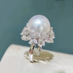 Elegante anello da donna con fiore di perle finte, pietra micro intarsiata brillante, nuovo gioiello alla moda per le mani - Product Image 2