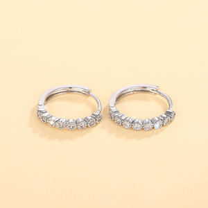 Pendientes Huggie de Oro Blanco, Plata 925 con Baño de Rodio, Cristales de Circonita, Engaste de Bisel, Clásicos para Uso Diario de Mujer - Product Image 3