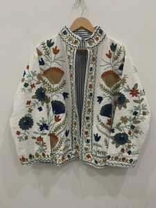 Manteau Bohème en Velours Blanc Brodé à la Main Style Suzani, Veste Chaude Ouzbek, Idéal pour Festival Folklorique, Cadeau pour Elle, Inde - Product Image 1