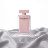 Perfume para Mujer en Botella Rectangular Rosa Pálido con Tapa de Terciopelo y Perlas, Aroma de Sillage Negro