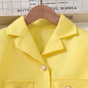 Nuovo completo da bambina <span class=keywords><strong>con</strong></span> <span class=keywords><strong>blazer</strong></span> e pantaloni <span class=keywords><strong>con</strong></span> bretelle a fiori - Product Image 3