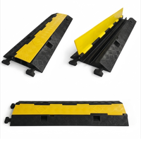 Protector de Cables de Alta Resistencia de 2 Canales, Reductor de Velocidad de Goma, Cubierta de Cables para Entrada de Vehículos, Rampa para Mangueras con Tapa Amarilla Abatible para Tráfico y Estacionamiento