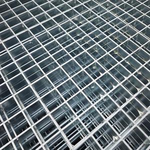 Marche d'escalier et monte-escalier en grille d'acier pressé haute résistance, et grille de plancher en acier - Product Image 2