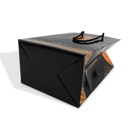 Sacs cadeaux personnalisés en papier d'art avec estampage or de luxe, finition brillante, poignée en ruban recyclable et logo