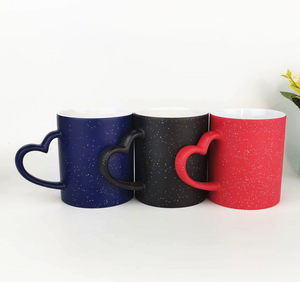 Taza de Cerámica Mágica con Asa de Corazón para Sublimación, con Purpurina y Estrellas, Termosensible que Cambia de Color, para Café, con Patrón de Foto Personalizado, Venta al por Mayor - Product Image 1