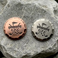 Marqueur de jeton de golf magnétique en alliage de zinc, personnalisé en gros, avec fente encastrée et slogan gravé, breveté, pour tournois de golf, cadeau promotionnel