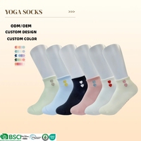 Chaussettes de sport personnalisées pour femmes professionnelles Chaussettes de yoga à la cheville courtes Broderie anti-boulochage sans os antidérapante pour les sports d'automne