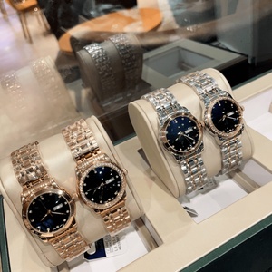 Montre de luxe haut de gamme avec mouvement à quartz précis, index des heures en diamant, cadran en nacre, lunette sertie de diamants, Longines. - Product Image 2