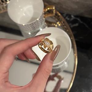 Anillo de Alta Gama con Diseño de Borde de Falda de Seda, Chapado en Oro de 18K y Plata de Ley S925, con Acabado Italiano Cepillado - Product Image 4