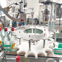 Ligne de production automatique de remplissage de vin blanc à 6 têtes, machine d'embouteillage de haute précision pour spiritueux Baijiu/Boissons alcoolisées en verre/plastique