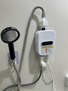 Mini Calentador de Agua Eléctrico Instantáneo Portátil sin Tanque para Cocinas, Baños, Exteriores, Autocaravanas, Coches, Garajes, Ahorro de Energía - Product Image 2