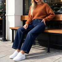 Jean en denim bleu marine taille haute à jambe large pour femme, idéal pour les sorties estivales en bord de mer