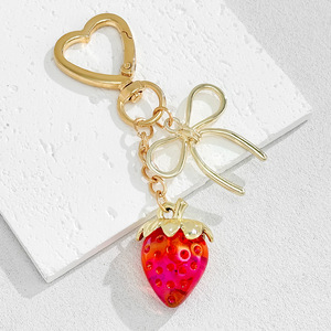 Lindo Llavero de Corazón con Lazo de Fresa, Colgante de Resina Brillante, Mini Broche de Langosta Dorado, Adorno para Bolso, Joyería de Moda para Mujer, Regalo de Cumpleaños - Product Image 3