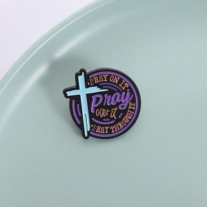 Pregate su di esso pregate su di esso pregate attraverso lo smalto Pin croce cristiana versetto della bibbia religione gesù spilla distintivo regalo di gioielli - Product Image 1