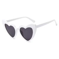 Vente en gros de lunettes de soleil 2024 de haute qualité, blanches et mignonnes pour femmes, avec cœur d'amour de luxe, lunettes d'été pour femmes