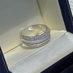 Anillo de Plata de Ley S925 con Acabado Cepillado, Microincrustaciones de Circonita Vintage, Estilo Eternidad Simple y Elegante, Diseño Curvo de Moda - Product Image 4