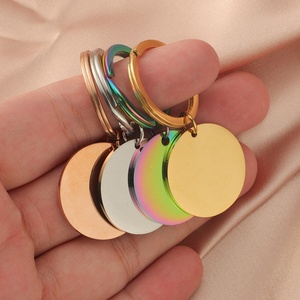 Llaveros Populares con Dijes Redondos, Chapados en Oro PVD de 18k, Colgante de Acero Inoxidable Arcoíris, Llaveros Personalizables con Colgante Circular en Blanco - Product Image 2