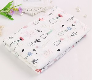 Couvertures d'emmaillotage en mousseline raisonnables 100% coton biologique et couvertures de réception de bébé en bambou motif girafe populaire - Product Image 2