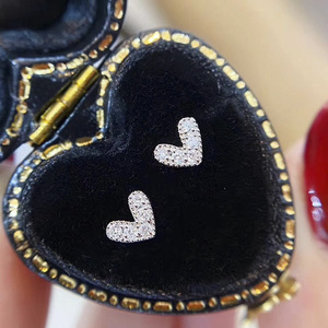 Mini orecchini a cuore in cristallo per donna, accessori minimalisti e comodi da indossare ogni giorno - Product Image 3