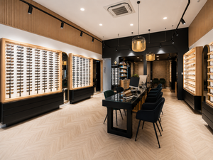 Diseño Personalizado para Ópticas, Mobiliario Completo para Tiendas, Muebles Modernos de Madera de Roble y Metal Negro, Vitrinas para Exhibición de Gafas, Fabricante de Equipamiento para Comercios - Product Image 1