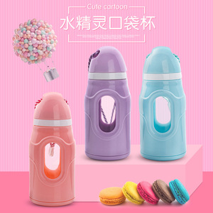 Linda botella de agua de dibujos animados para niños, artículos para beber de plástico rosa, morado y azul con asa, taza portátil para uso escolar para niños - Product Image 1
