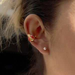 Boucles d'oreilles à clip en forme de coccinelle, or et émail rouge, bijoux fins pour femmes, à porter au quotidien - Product Image 2