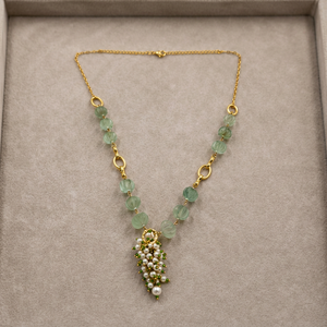 Collier Lariat en Laiton Italien Plaqué Rhodium Personnalisé avec Pendentif Grappe de Perles d'Imitation et Perles Melon en Fluorite Verte Sculptée - Product Image 5