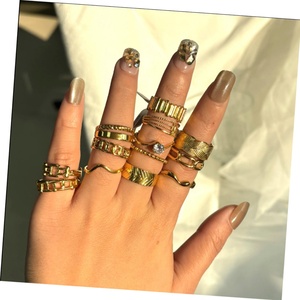 Bague pour femme et couple, style décontracté élégant, en acier inoxydable plaqué or 18 carats, design incurvé irrégulier, bague ouverte - Product Image 1