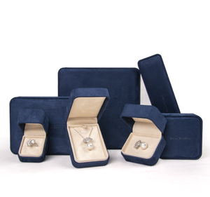 Boîte à bijoux rigide en daim bleu marine, recouverte de velours court doux, texte gaufré, doublure en velours beige clair, plusieurs tailles disponibles - Product Image 1