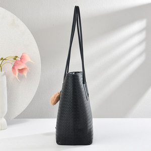 Borsa Tote da Donna Nuova Collezione Primavera 2026 |   Borsa a tracolla in pelle PU intrecciata con ciondolo a forma di orso - Product Image 6