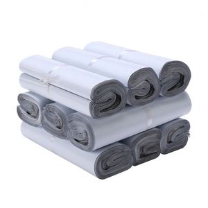 Sacs d'expédition en polyéthylène PE (LDPE & HDPE) blancs mats auto-adhésifs et imperméables pour vêtements - Product Image 1