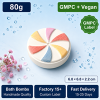 Bombes de bain effervescentes artisanales véganes OEM 80g à la noix de coco bio, motif tourbillon coloré, pour marque privée GMPC