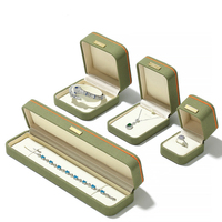Caja de Anillo Verde Terciopelo con Diseño de Hombro para Personalización de Logotipo y Identidad de Marca, Tapa y Base Rígidas