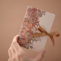 Boîte de cadeau de mariage de luxe en forme de livre personnalisée emballage en papier avec nœud à rabat en relief pliable en forme de livre à rabat pour les mariages