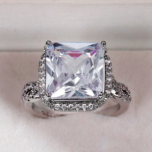 Anello Oversize con Cristalli Quadrati per Donne, Accessorio Moda per Uso Quotidiano e Feste - Product Image 3