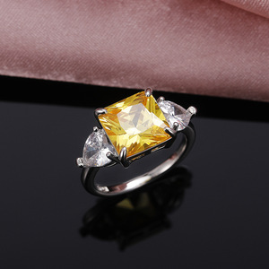 Anello F1415 in moissanite con taglio princess, anello di fidanzamento classico a tre pietre per donna, montatura a griffe, design geometrico - Product Image 3