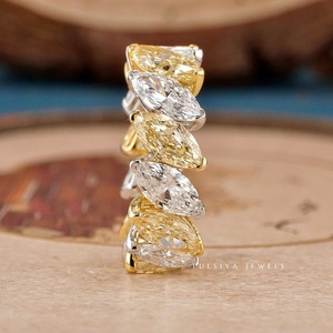 Anillo de diamantes de joyería fina con piedra central de corte esmeralda radiante y banda pulida elegante para un compromiso sofisticado. - Product Image 1
