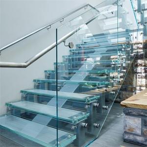 Scala Moderna Contemporanea in Vetro Trasparente con Gradini in Vetro Temperato Rinforzato e Ringhiera in Metallo per Ville e Uso Commerciale - Product Image 1