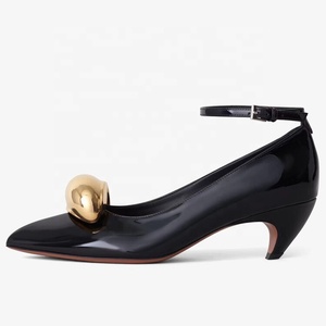 Sandalias de tacón bajo con adorno metálico sólido para mujer, con correa al tobillo, zapatos de fiesta, tacones de aguja con punta en pico de charol - Product Image 1