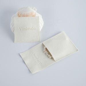 Pochette de luxe simple en microfibre 8*8 pour bijoux, boucles d'oreilles, colliers et bagues, avec logo personnalisé en relief, faible MOQ - Product Image 1