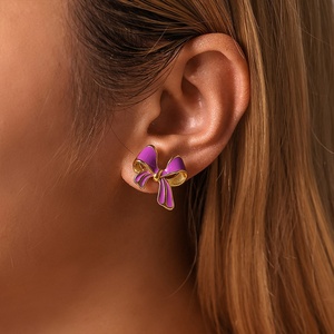 ต่างหูแบบติดหูรูปโบว์หลากสีสัน ดีไซน์หรูหรา ลวดลายภาพวาดสีน้ำมัน วัสดุสแตนเลสสตีลสุดคลาสสิก - Product Image 3